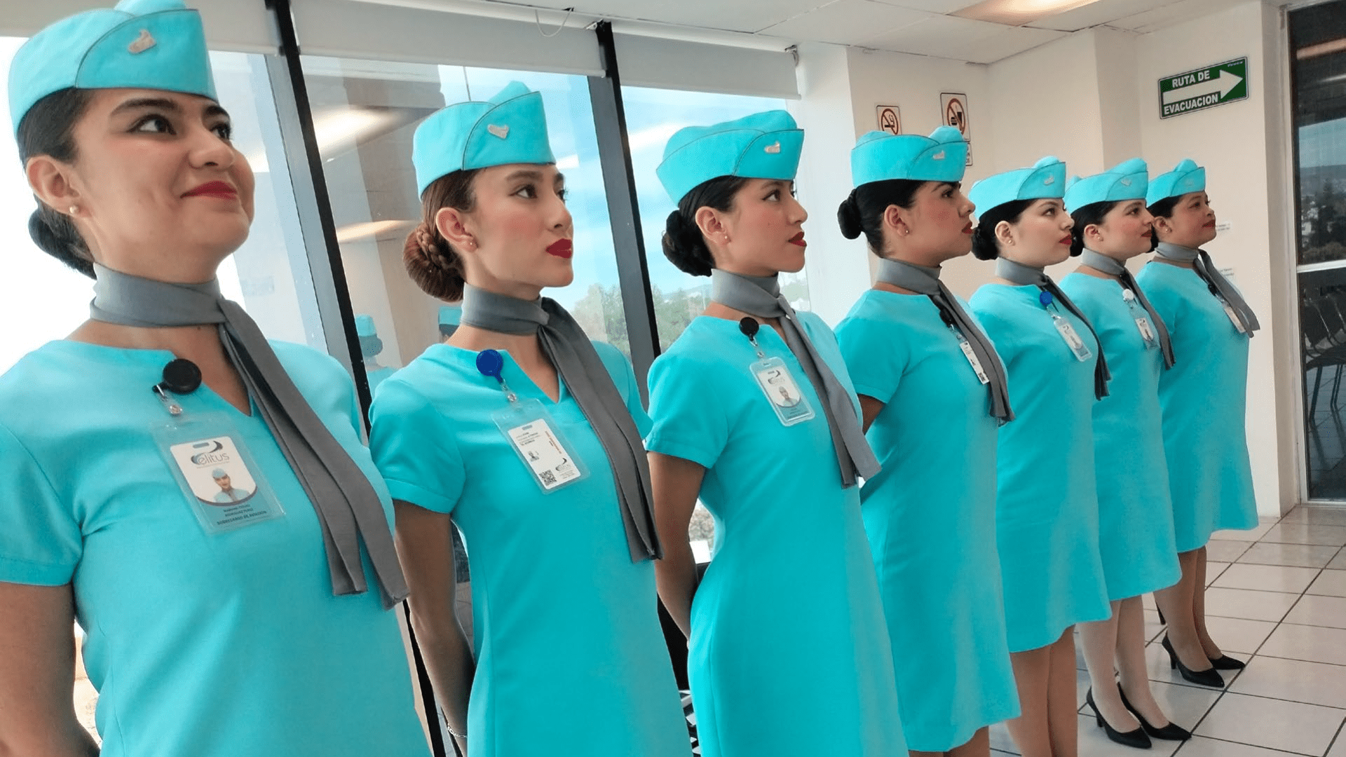 Alumnas de Elitus con uniforme de sobrecargo